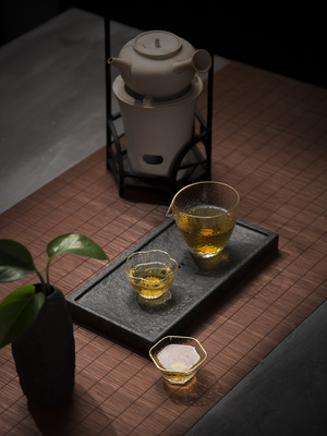一杯清茶映世界 玻璃茶杯与茶具的艺术交融